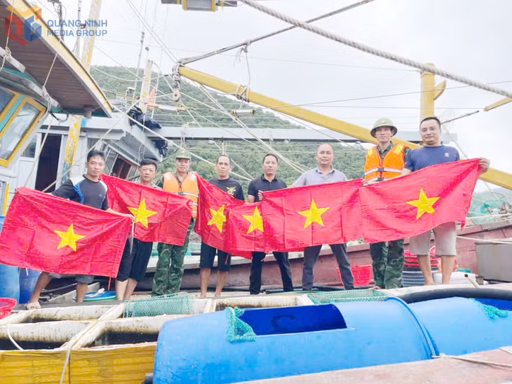 Đồn Biên phòng Đảo Trần tặng cờ Tổ quốc cho ngư dân.