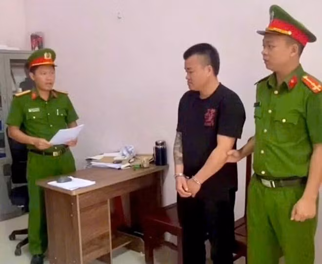 Bắt giữ đối tượng đuổi chém anh rể chỉ vì bị can ngăn khi mắng con. Ảnh: Công an Thanh Hóa