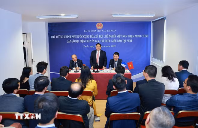 Thủ tướng Phạm Minh Chính gặp gỡ đại diện chuyên gia, trí thức kiều bào tại Pháp. (Ảnh: Dương Giang/TTXVN)