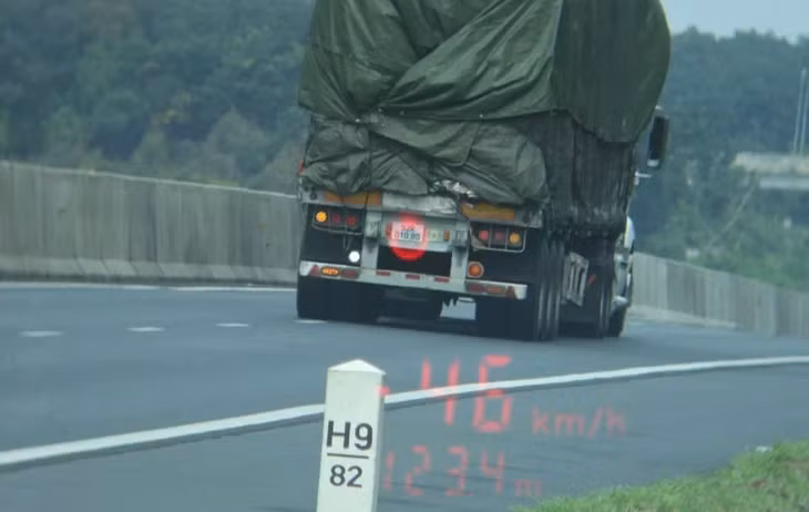 Xe container tải trọng lớn thường xuyên "bò" trên cao tốc, khiến những người đi xe khác "khó chịu" - Ảnh: C08
