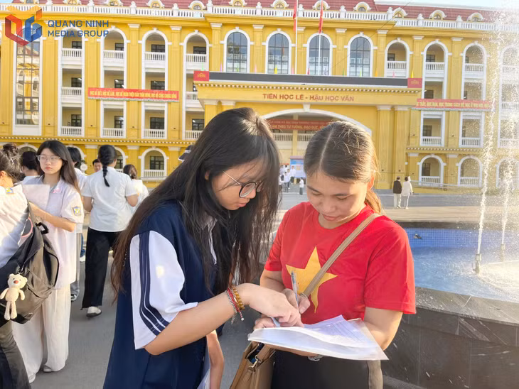 Giáo viên Trường THPT Hùng Vương, TP Cẩm Phả rà soát danh sách để thông tin thí sinh đến kịp giờ thi sáng nay