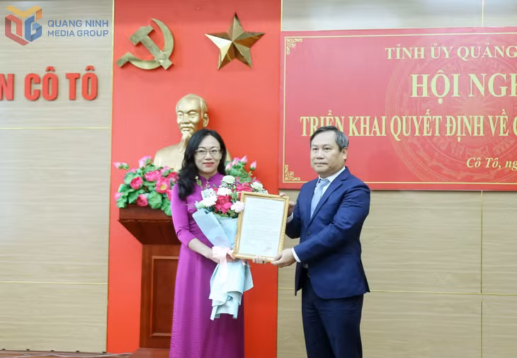 Đồng chí Vũ Đại Thắng, Ủy viên Trung ương Đảng, Bí thư Tỉnh ủy, trao quyết định giữ chức vụ Bí thư Huyện ủy, Chủ tịch UBND huyện Cô Tô cho đồng chí Lê Ngọc Hân.