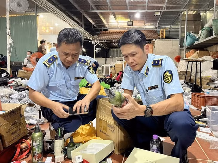 Sau một tháng triển khai cao điểm phòng, chống buôn lậu, gian lận thương mại, hàng giả và xâm phạm quyền sở hữu trí tuệ, lực lượng quản lý thị trường cả nước đã kiểm tra 3.891 vụ việc, phát hiện và xử lý 3.114 vụ vi phạm với tổng số tiền xử lý hơn 63 tỷ đồng - Ảnh minh họa