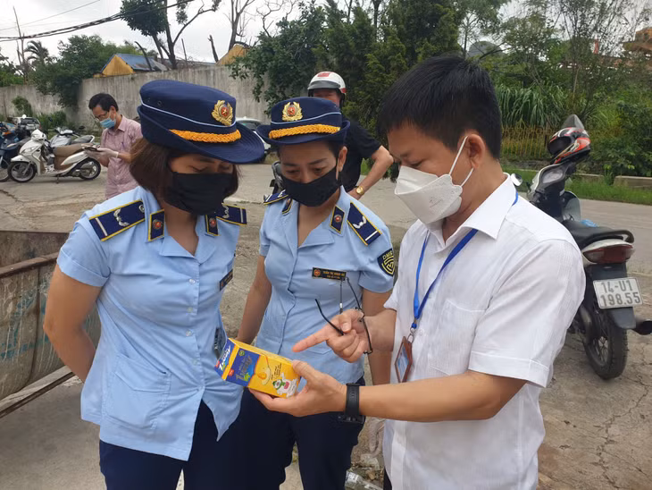 Một sản phẩm hỗ trợ giảm ho dành cho trẻ em bị đổ bỏ, thông tin trên nhãn cho thấy đơn vị sản xuất là một công ty dược tại Bắc Giang.