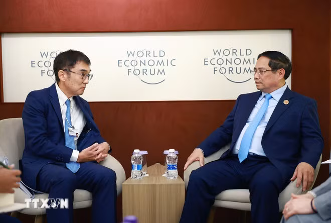 Thủ tướng Phạm Minh Chính tiếp ông Tetsuya Watanabe, Chủ tịch Viện Nghiên cứu kinh tế ASEAN và Đông Á (ERIA). (Ảnh: Dương Giang/TTXVN)