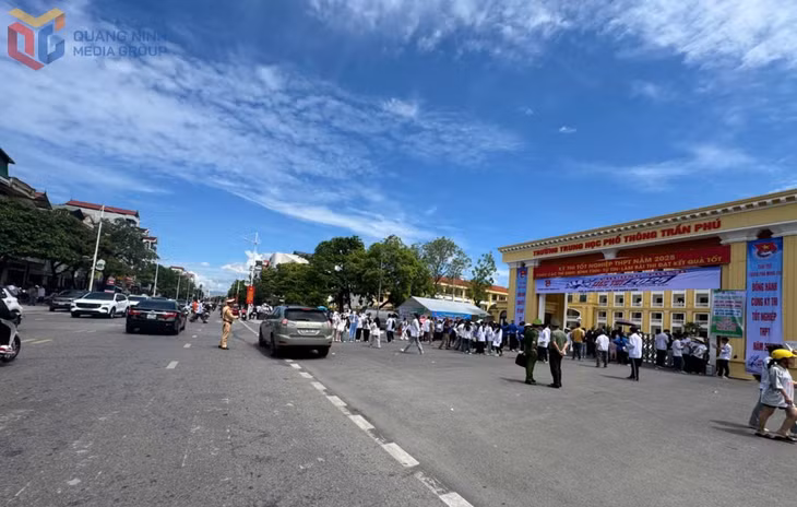 CSGT đảm bảo TTATGT tại khu vực cổng trường THPT Trần Phú, TP Móng Cái.