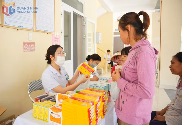 Trong các chương trình khám bệnh lưu động, người dân đều được bác sĩ kê đơn và phát thuốc miễn phí.
