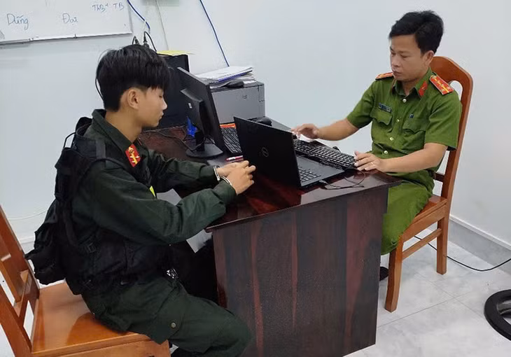 Cơ quan công an lấy lời khai của Nguyễn Phạm Hoàng Dương. Ảnh: CACC
