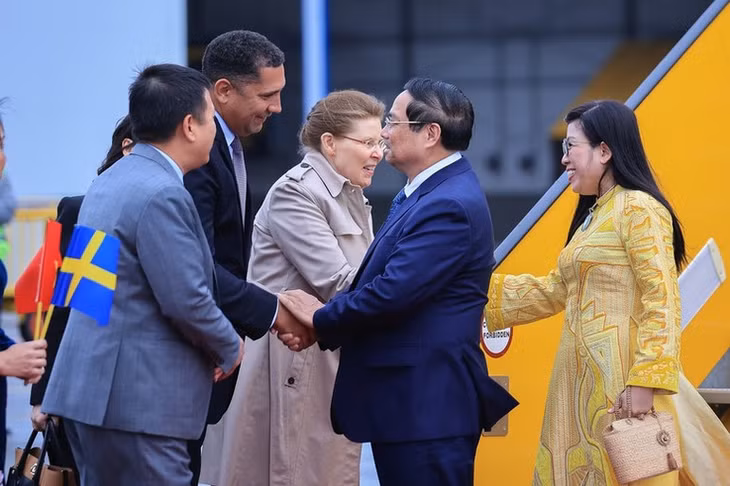Lễ đón Thủ tướng Chính phủ Phạm Minh Chính và Phu nhân cùng đoàn đại biểu cấp cao Việt Nam tại sân bay quốc tế Arlanda ở Stockholm - Ảnh: VGP/Nhật Bắc