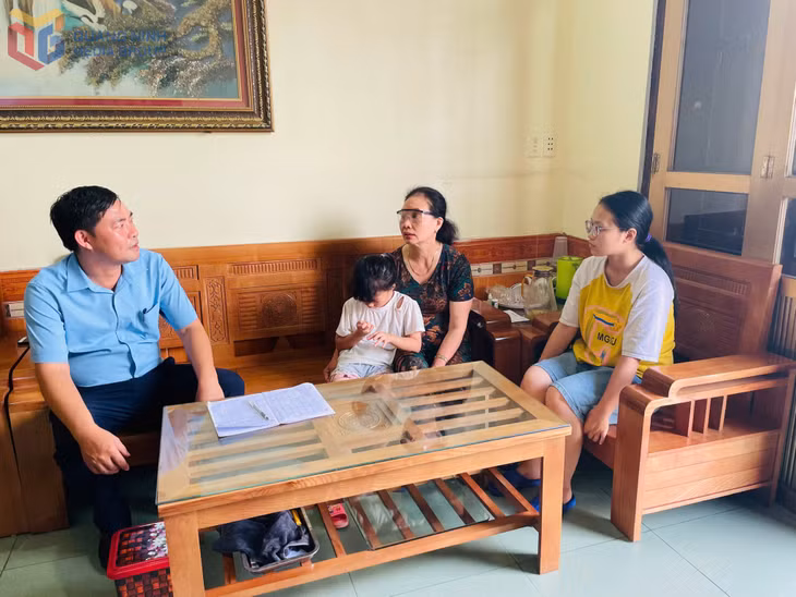Vũ Anh Thư (ngoài cùng, bên phải) ở phường Hoành Bồ, TP Hạ Long có hoàn cảnh khó khăn được hỗ trợ theo Nghị quyết số 43/2024/NQ-HĐND của HĐND tỉnh.
