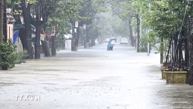 Tuyến đường Nguyễn Chí Diễu, quận Phú Xuân, Huế bị ngập sâu. (Ảnh: Tường Vi/TTXVN)