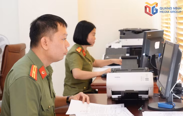 CBCS Cơ quan UBKT Đảng ủy Công an tỉnh tiến hành công tác kiểm tra, giám sát trên dữ liệu số. CBCS Cơ quan UBKT Đảng ủy Công an tỉnh thực hiện kiểm tra, giám sát trên dữ liệu số.