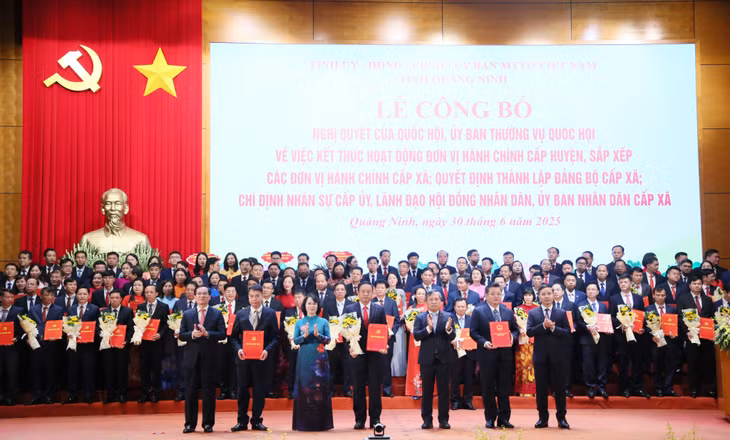 Ban Thường vụ Tỉnh uỷ trao các quyết định của Tỉnh ủy, Ban Thường vụ Tỉnh ủy, các Nghị quyết của HĐND tỉnh và tặng hoa chúc mừng Đảng bộ phường Hà An.