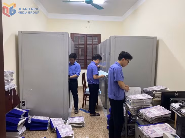 VKSND huyện Tiên Yên rà soát, sắp xếp hồ sơ, tháng 4/2025. Ảnh: Đơn vị cung cấp
