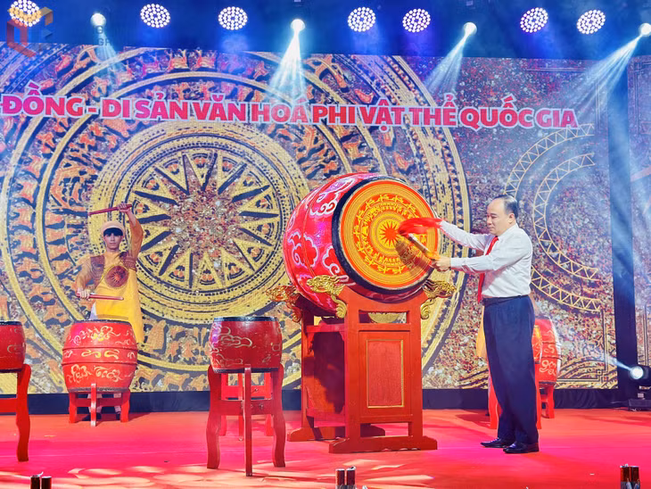 Đồng chí Cao Ngọc Tuấn, Bí thư Thị ủy Quảng Yên, gióng trống khai hội Xuống đồng năm 2025.