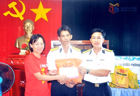 Nhà báo Ngọc Hân trao quà và thư của các cháu học sinh Trường Đoàn Thị Điểm Hạ Long cho bộ đội đảo Tiên Nữ, năm 2015.