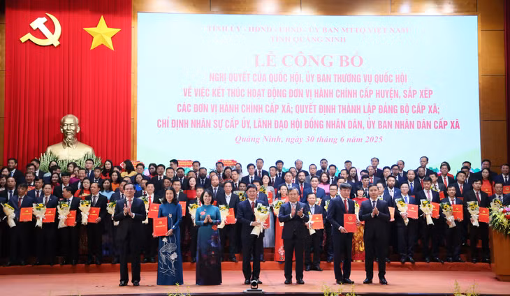 Ban Thường vụ Tỉnh uỷ trao các quyết định của Tỉnh ủy, Ban Thường vụ Tỉnh ủy, các Nghị quyết của HĐND tỉnh và tặng hoa chúc mừng Đảng bộ phường An Sinh.
