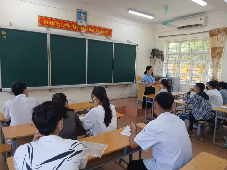 Cán bộ coi thi phổ biến các quy chế, quy định của Kỳ thi tốt nghiệp THPT năm 2025. Ảnh: Phạm Tuyết (CTV)