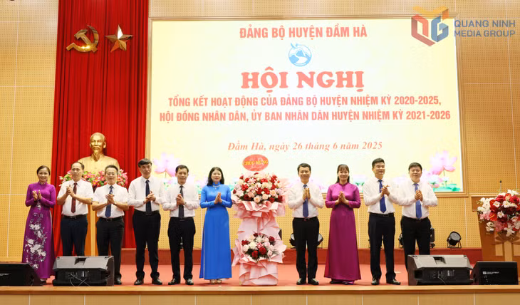Đồng chí Nguyễn Hồng Dương, Ủy viên BTV, Trưởng Ban Tuyên giáo và Dân vận Tỉnh ủy, tặng hoa chúc mừng.
