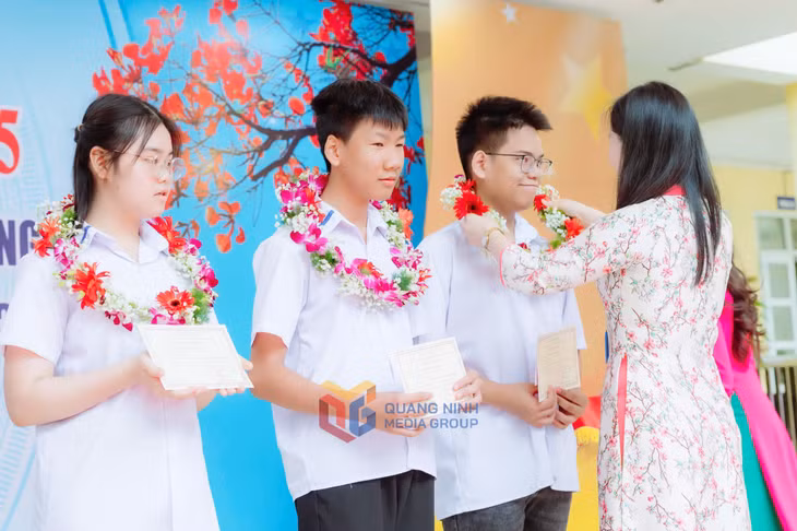 3 em thủ khoa được Ban Giám hiệu nhà trường khen thưởng.