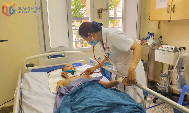 Bệnh nhi Cao Đức Thành mắc u não ác tính đang được điều trị, chăm sóc giảm nhẹ tại Khoa Nhi, Bệnh viện Việt Nam - Thụy Điển Uông Bí.