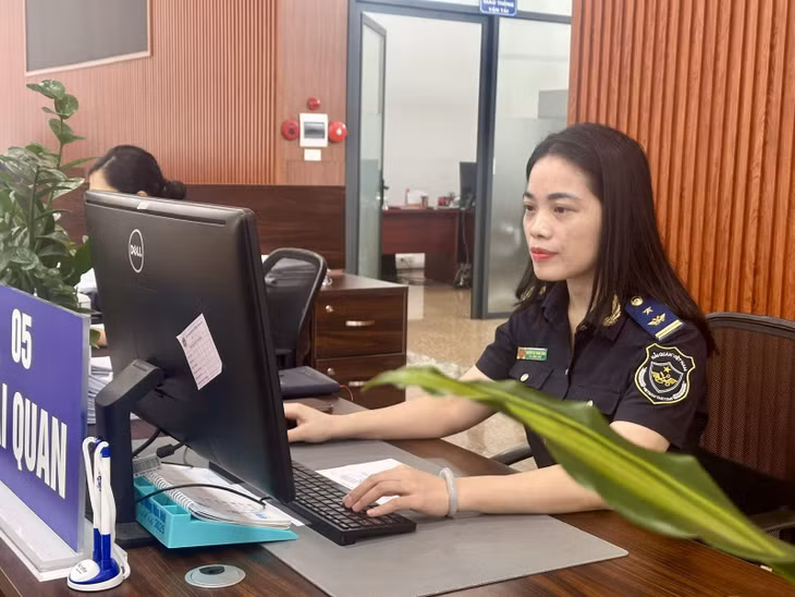 Bà Nguyễn Thị Thanh Bình - Phó Đội trưởng Hải quan Cửa khẩu quốc tế Lào Cai thực hiện các thủ tục hành chính, tạo điều kiện thuận lợi cho doanh nghiệp thông quan hàng hóa.