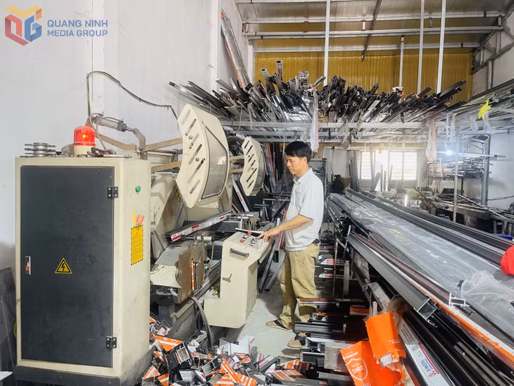 Một cơ sở thi công kính, nhôm, sắt nằm trong khu dân cư của thị trấn Quảng Hà, huyện Hải Hà.