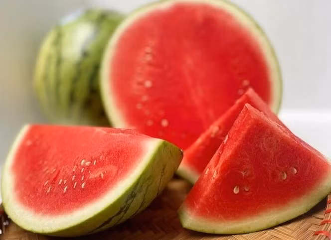 Dưa hấu và các loại trái cây nhiều nước được khuyên dùng trong mùa hè - Ảnh minh họa