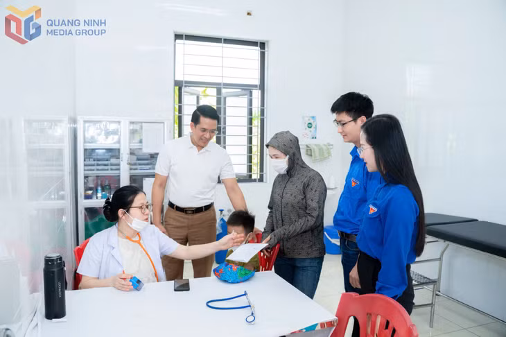 Ngày hội Thầy thuốc trẻ làm theo lời Bác tổ chức khám, phát thuốc miễn phí cho trên 250 trẻ em tại xã Tiền An.