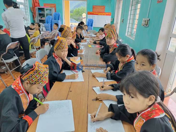 Lớp học tiếng Dao do Hội LHPN xã Tân Dân tổ chức.