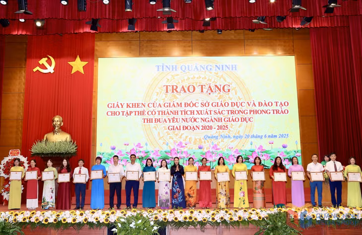 Đồng chí Nguyễn Thị Thúy, Giám đốc Sở GD&amp;ĐT trao Giấy khen cho các tập thể có thành tích xuất sắc trong phong trào thi đua yêu nước của ngành Giáo dục giai đoạn 2020-2025.