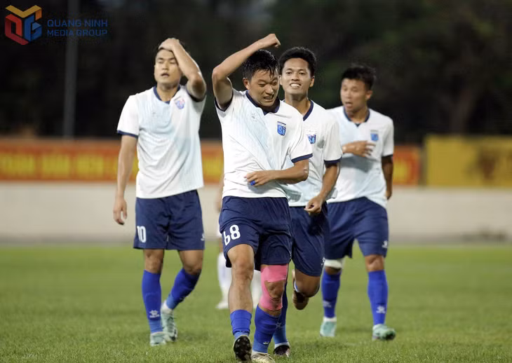 Văn Đức ăn mừng pha lập công mở tỷ số cho Quảng Ninh FC.