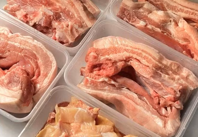 Phân loại và đóng hộp từng phần sẽ giúp thịt lợn luôn tươi ngon, đảm bảo dinh dưỡng. Ảnh: Phương Linh