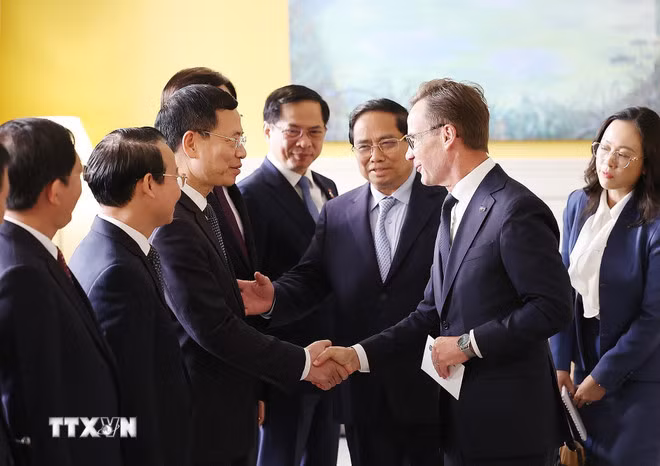 Thủ tướng Phạm Minh Chính giới thiệu với Thủ tướng Thụy Điển Ulf Kristersson thành viên đoàn Việt Nam. (Ảnh: Dương Giang/TTXVN)