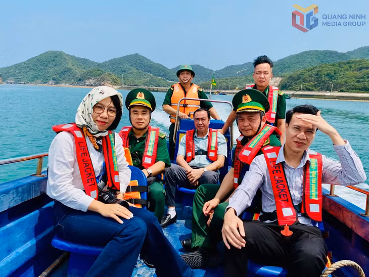 Phóng viên Nguyễn Thu Chung đi cùng đoàn công tác của tỉnh ra đảo Trần tác nghiệp.