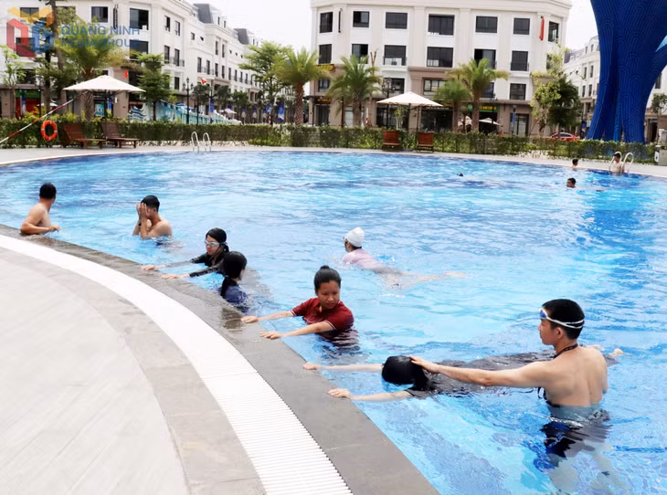 Giảng viên Lộc Đình Cương hướng dẫn cụ thể học viên kỹ thuật bơi.