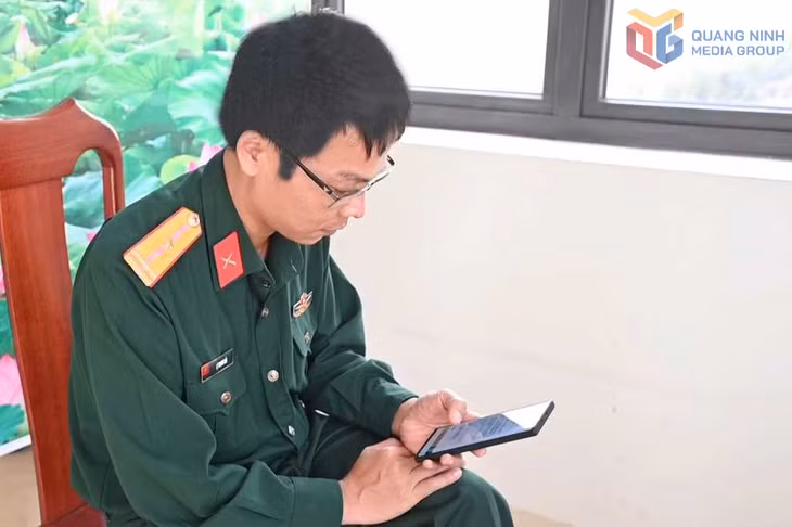 Cán bộ Bộ CHQS tỉnh thường xuyên đăng tải, chia sẻ các thông tin tích cực trên mạng xã hội. Ảnh: Trúc Linh