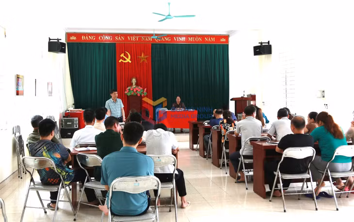 Lãnh đạo huyện Bình Liêu dự sinh hoạt Chi bộ khu Nà Phạ (thị trấn Bình Liêu).