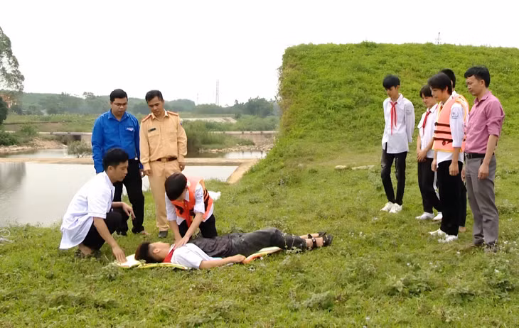 Phòng Cảnh sát Giao thông, Công an tỉnh phối hợp với Đoàn Thanh niên huyện Tiên Yên tổ chức hướng dẫn kỹ năng phòng chống đuối nước cho học sinh xã Đông Ngũ, huyện Tiên Yên.