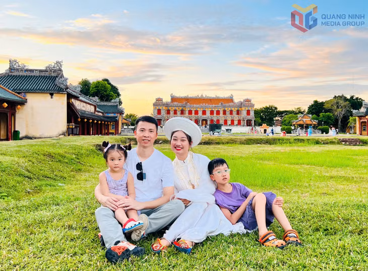 Phụ nữ là người góp phần quan trọng vào việc xây dựng gia đình hạnh phúc, văn minh. (Trong ảnh: Chị Nguyễn Hạnh Hoa, phường Hồng Hải, TP Hạ Long cùng gia đình trong chuyến đi du lịch đến Huế).