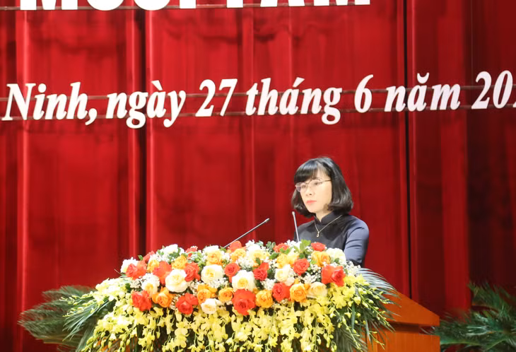 Đồng chí Bùi Thị Hương, Trưởng Ban Kinh tế Ngân sách trình bày thẩm tra các báo cáo, tờ trình, dự thảo các nghị quyết.