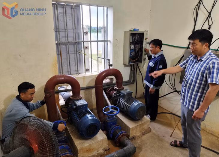 Lãnh đạo Ban Quản lý Dịch vụ công ích huyện Cô Tô luôn sát sao kiểm tra nguồn nước, đảm bảo cấp nước cho sinh hoạt, dịch vụ trên đảo Cô Tô.