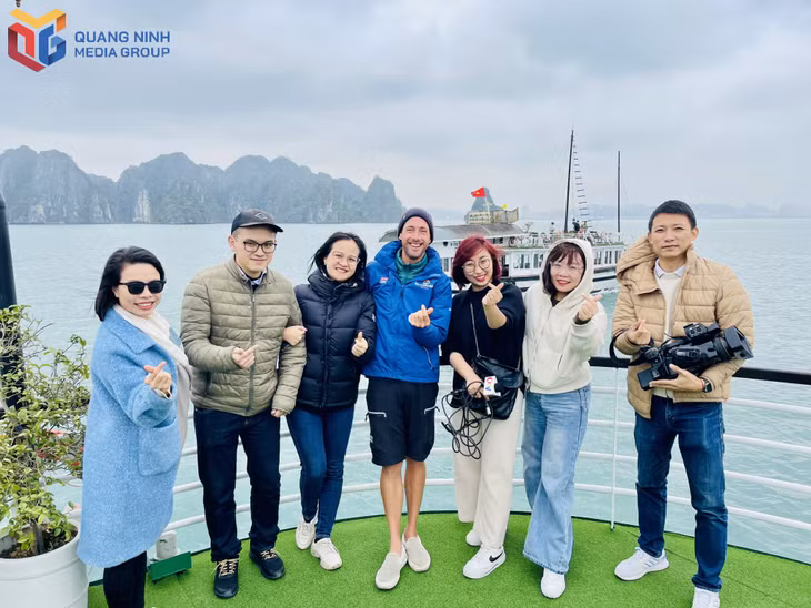 Nhóm phóng viên Trung tâm Truyền thông Quảng Ninh tác nghiệp tại sự kiện Cuộc đua thuyền buồm vòng quanh thế giới Clipper Race mùa giải 2023-2024. Ảnh: Hoàng Nga