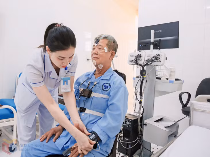 Lắp đặt thiết bị thực hiện kỹ thuật đo đa kí giấc ngủ cho người cao tuổi tại Bệnh viện Lão khoa - Phục hồi chức năng tỉnh. Ảnh: Đỗ Quang