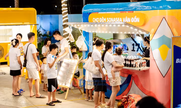 Nhiều dịch vụ tiện ích có mặt tại Chợ đêm Sonasea Vân Đồn.