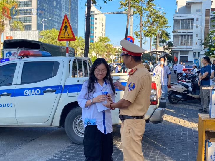 Lực lượng CSGT có mặt tại tất cả các điểm thi, vừa thực hiện nhiệm vụ đảm bảo ANTT, ATGT, vừa tiếp sức, đồng hành cùng sĩ tử đi thi.