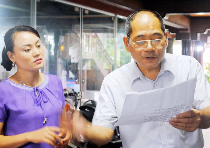 Ông Tuất luôn nhiệt tình chỉ dạy cho những người đam mê, đặc biệt là thế hệ trẻ về nghệ thuật hát chèo.