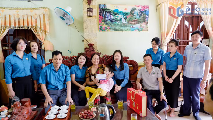Công đoàn TKV thăm cháu Vũ Phương Thảo cong công nhân Vũ Xuân Huy, công tác tại Công ty CP Than Vàng Danh.