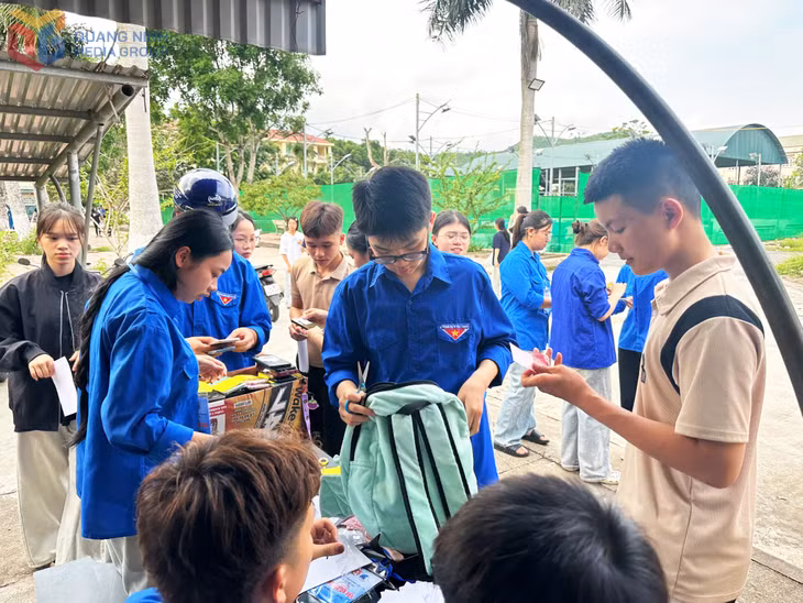 Hỗ trợ giữ đồ cá nhân cho thí sinh tại điểm thi Trường THPT Nguyễn Trãi (huyện Tiên Yên). Ảnh Trần Hoàn (CTV)