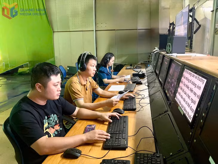 Hậu trường sản xuất chương trình truyền hình tại Trung tâm Truyền hình tỉnh.